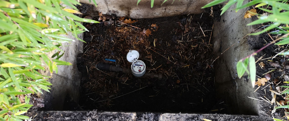 Heb je een watermeter in een buitenput? Dek de watermeter dan af.