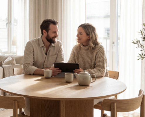 Stel kijkt op laptop naar NVM-protocol Transparant Bieden Woonruimte