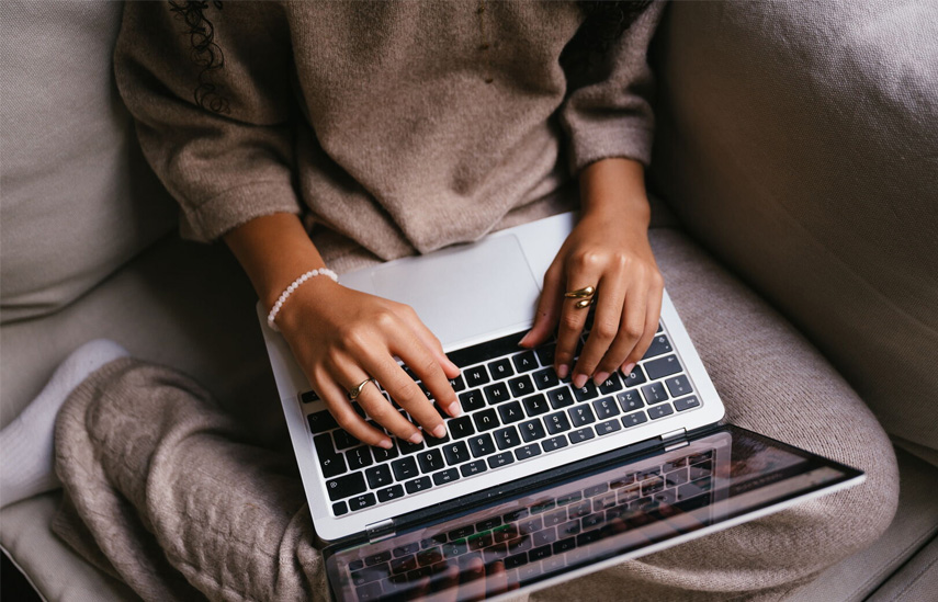 Vrouw met laptop leest de VanHuyse nieuwsbrief